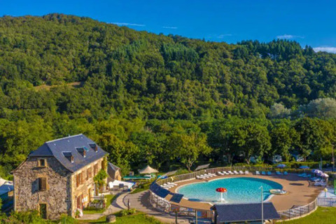 Villaggio turistico Seasonova Camping Les Rives d'Olt et Aubrac in Occitania, Francia, con piscina e colline.