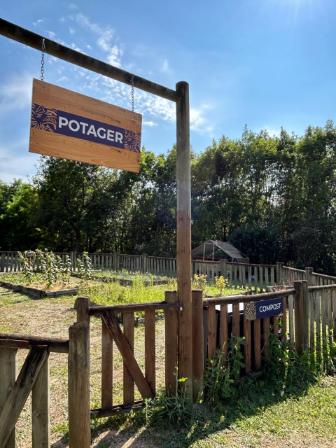 Entrée du potager et compost au Seasonova Camping Les Rives d'Olt et Aubrac, en Occitanie, France.