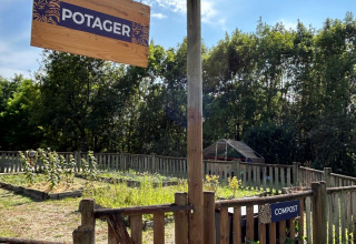 Entrée du potager et compost au Seasonova Camping Les Rives d'Olt et Aubrac, en Occitanie, France.