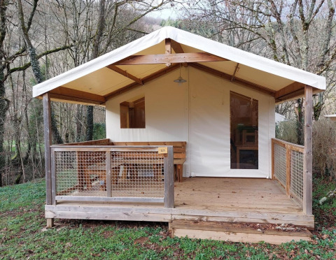 Luksuriøs safaritelt Lodge Confort på Seasonova Camping Les Rives d'Olt et Aubrac i Frankrig, set udefra.