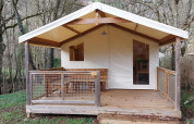 Tienda safari Lodge Confort en Seasonova Camping Les Rives d'Olt et Aubrac en Francia, vista exterior.