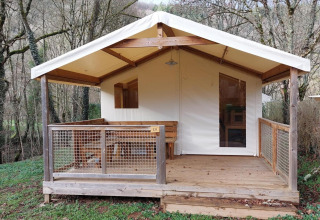Luksuriøs safaritelt Lodge Confort på Seasonova Camping Les Rives d'Olt et Aubrac i Frankrig, set udefra.