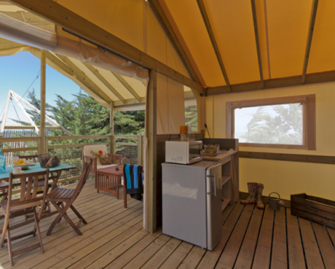 Indvendig udsigt af Lodge Confort safari-telt på Seasonova Camping Les Rives d'Olt et Aubrac i Frankrig.