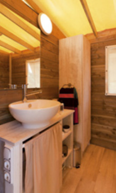 Badezimmer im Lodge Confort Safarizelt bei Seasonova Camping Les Rives d'Olt et Aubrac in Frankreich.