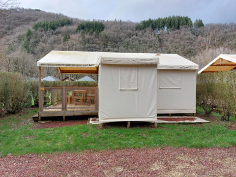 Safari-Zelt Lodge Confort bei Seasonova Camping Les Rives d'Olt et Aubrac in Frankreich in Naturumgebung.