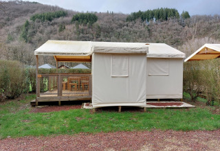 Safari-Zelt Lodge Confort bei Seasonova Camping Les Rives d'Olt et Aubrac in Frankreich in Naturumgebung.