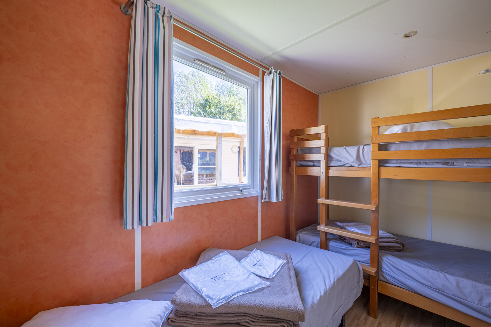Kamer met stapelbed en eenpersoonsbed in Classic Mobile Home, Camping Seasonova Sous le Moulin, Frankrijk.