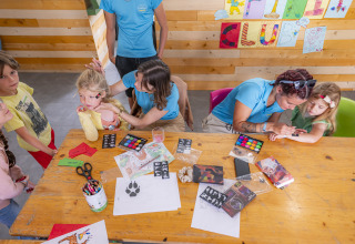 Bambini e animatori fanno trucca bimbi e attività creative al Seasonova Camping Le Val de Coise in Francia.