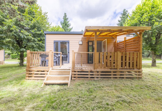 Casa móvil moderna con amplia terraza de madera en Seasonova Camping Le Val de Coise, Países del Loira, Francia