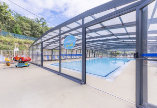 Piscina cubierta con tumbonas y zona infantil en Seasonova Camping Le Val de Coise en Pays de la Loire, Francia.