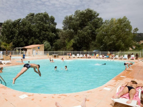 Menschen entspannen und schwimmen am Pool im Seasonova Camping Les Prés du Verdon in Provence-Alpes-Côte d’Azur, Frankreich.
