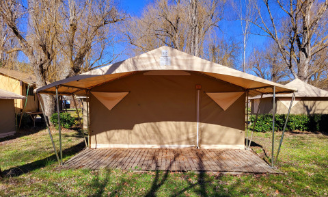 Safari-telt ved Eco Lodge, Seasonova Camping Les Prés du Verdon, omgivet af natur og træer i Frankrig.