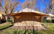Safari-telt ved Eco Lodge, Seasonova Camping Les Prés du Verdon, omgivet af natur og træer i Frankrig.