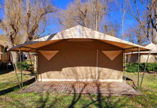 Safaritent bij Eco Lodge, Seasonova Camping Les Prés du Verdon, Frankrijk, omgeven door bomen in de natuur.