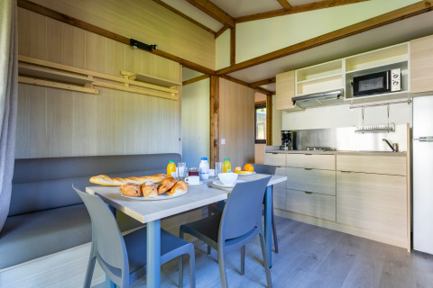 Moderne køkken og spiseområde i Cottage Comfort på Camping Paradis Le Giessen med frisk morgenmad.