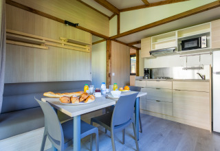 Cocina y comedor modernos en Cottage Comfort de Camping Paradis Le Giessen con desayuno fresco.