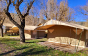 Safari-telte ved Eco Lodge på Seasonova Camping Les Prés du Verdon i Frankrig under klare blå himmel.