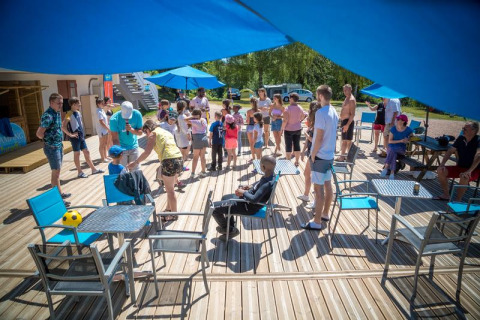Familles et enfants profitent d’activités en plein air au Camping Paradis Les Chanterelles en France.
