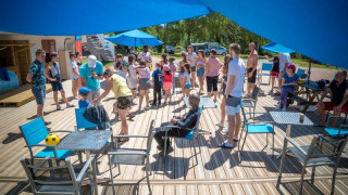 Famiglie e bambini si divertono all’aperto al Camping Paradis Les Chanterelles in Francia.