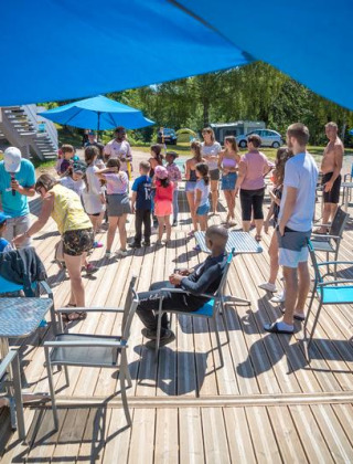 Famiglie e bambini si divertono all’aperto al Camping Paradis Les Chanterelles in Francia.