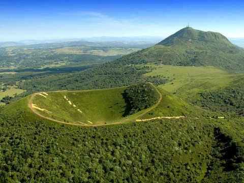 Vue aérienne d’un cratère volcanique entouré de verdure près de Saint-Rémy-sur-Durolle, Auvergne-Rhône-Alpes, France.