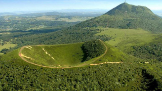Vista aerea di un cratere vulcanico circondato dal verde vicino a Saint-Rémy-sur-Durolle, Auvergne-Rhône-Alpes, Francia.