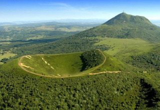 Vue aérienne d’un cratère volcanique entouré de verdure près de Saint-Rémy-sur-Durolle, Auvergne-Rhône-Alpes, France.