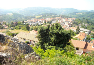 Blick auf die Stadt Saint-Rémy-sur-Durolle in Auvergne-Rhône-Alpes, Frankreich, mit Häusern und grünen Hügeln.