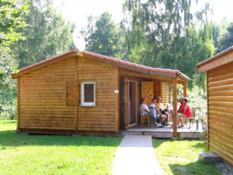 Chalet Eco MIVA, un gîte meublé pour personnes à mobilité réduite, des invités sur la terrasse.
