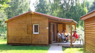 Chalet Eco MIVA, un alloggio arredato e accessibile per disabili, ospiti seduti in veranda.