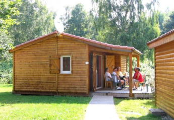 Chalet Eco MIVA, un alloggio arredato e accessibile per disabili, ospiti seduti in veranda.