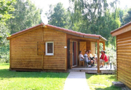 Chalet Eco MIVA, un gîte meublé pour personnes à mobilité réduite, des invités sur la terrasse.