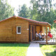 Chalet Eco MIVA, un gîte meublé pour personnes à mobilité réduite, des invités sur la terrasse.