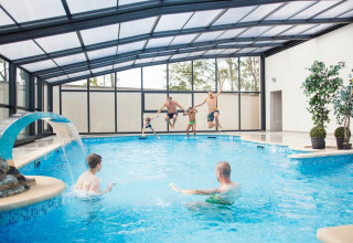 Überdachter Pool im Seasonova Camping Le Brabois, Grand Est, Frankreich, Familien haben Spaß im Wasser.