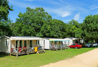 Ferienpark mit Mobilheimen, Autos und grünem Umfeld bei Seasonova Camping Le Brabois in Grand Est, Frankreich.