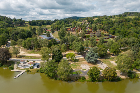 Luftaufnahme vom Camping Holiday Park Les Demeures du Lac am See in Auvergne-Rhône-Alpes, Frankreich.