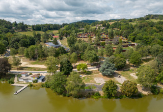 Luchtfoto van Camping Holiday Park Les Demeures du Lac aan een meer in Auvergne-Rhône-Alpes, Frankrijk.