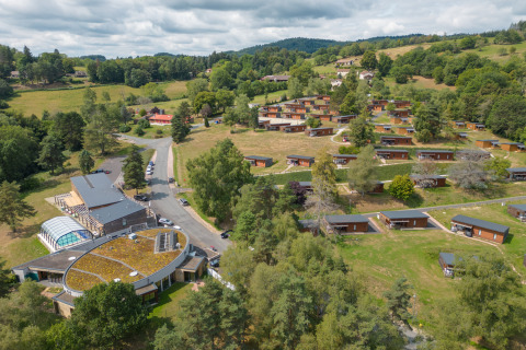 Luftaufnahme des Camping Holiday Park «Les Demeures du Lac» im grünen Auvergne-Rhône-Alpes, Frankreich.