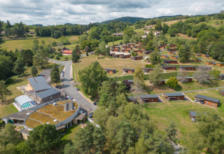 Luftaufnahme des Camping Holiday Park «Les Demeures du Lac» im grünen Auvergne-Rhône-Alpes, Frankreich.