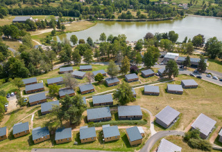 Luchtfoto van Camping Holiday Park Les Demeures du Lac aan een meer in Auvergne-Rhône-Alpes, Frankrijk.