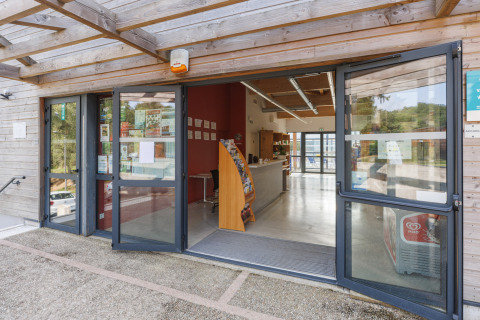Entrada a la recepción de Camping Holiday Park «Les Demeures du Lac» en Auvergne-Rhône-Alpes, Francia.