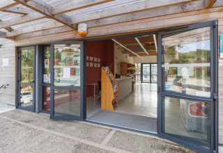 Entrada a la recepción de Camping Holiday Park «Les Demeures du Lac» en Auvergne-Rhône-Alpes, Francia.