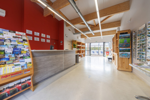 Onthaal en toeristische informatie bij Camping Holiday Park Les Demeures du Lac, Auvergne-Rhône-Alpes, Frankrijk.