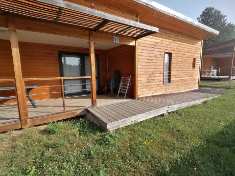 Barrierefreie Holz-Cottage mit Rampe, Terrasse und Garten, ideal für Menschen mit Behinderung.