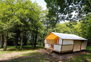 Tenda safari Maasaï Lodge al Seasonova Camping Le Brabois in Francia, immersa tra alberi verdi e natura.