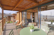 Casa tiny premium en Seasonova Camping Le Brabois, Francia, con terraza de madera y zona de estar exterior.