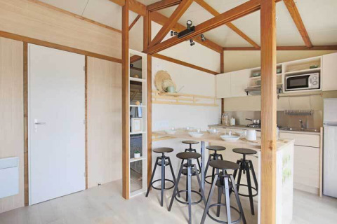 Cocina moderna y comedor en una cabaña Premium en Seasonova Camping Le Brabois en Francia.