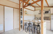 Cocina moderna y comedor en una cabaña Premium en Seasonova Camping Le Brabois en Francia.