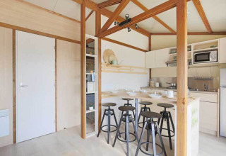 Cocina moderna y comedor en una cabaña Premium en Seasonova Camping Le Brabois en Francia.