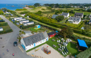 Vue aérienne du Camping Seasonova La Pointe de Roscoff, un parc de vacances en Bretagne, près de la mer.